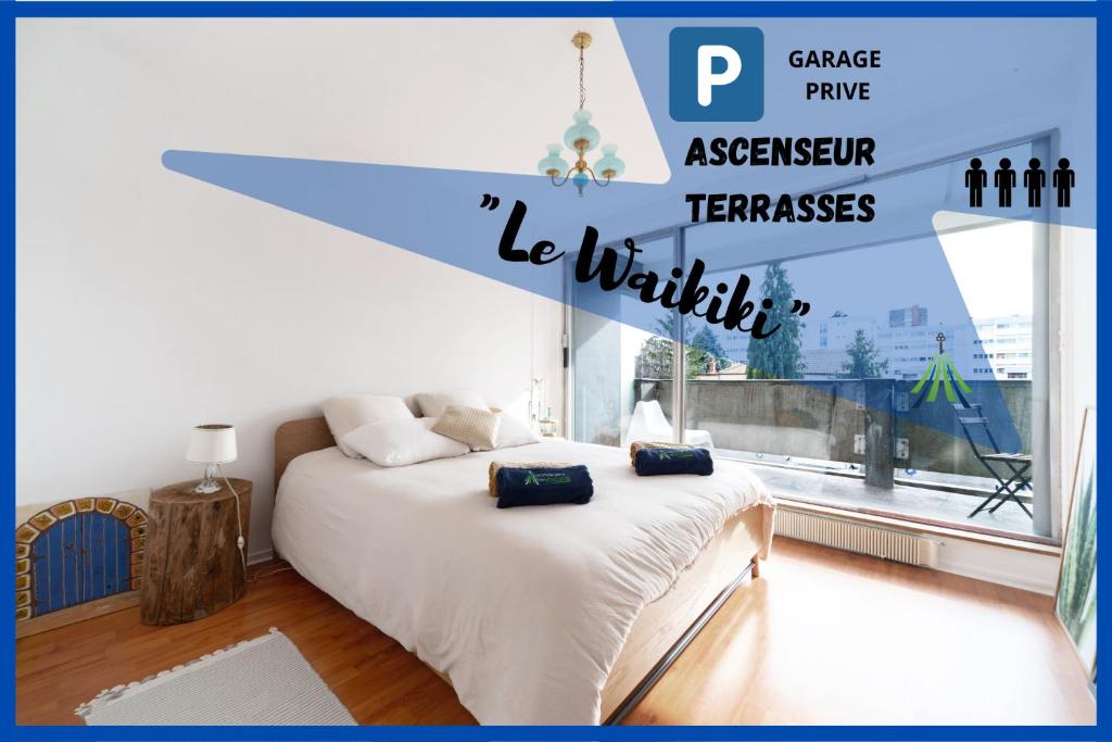- une chambre avec un lit et une grande fenêtre dans l'établissement WAIKIKI-Garage-Terrasse-Fibre-Ensoleillé-Calme-à 10min du centre ville-Clermont-Ferrand, à Chamalières