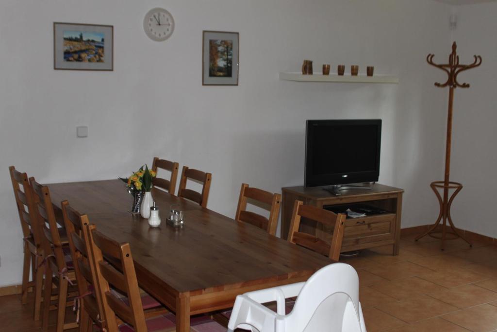 TV a/nebo společenská místnost v ubytování Apartmány Vydrýsek