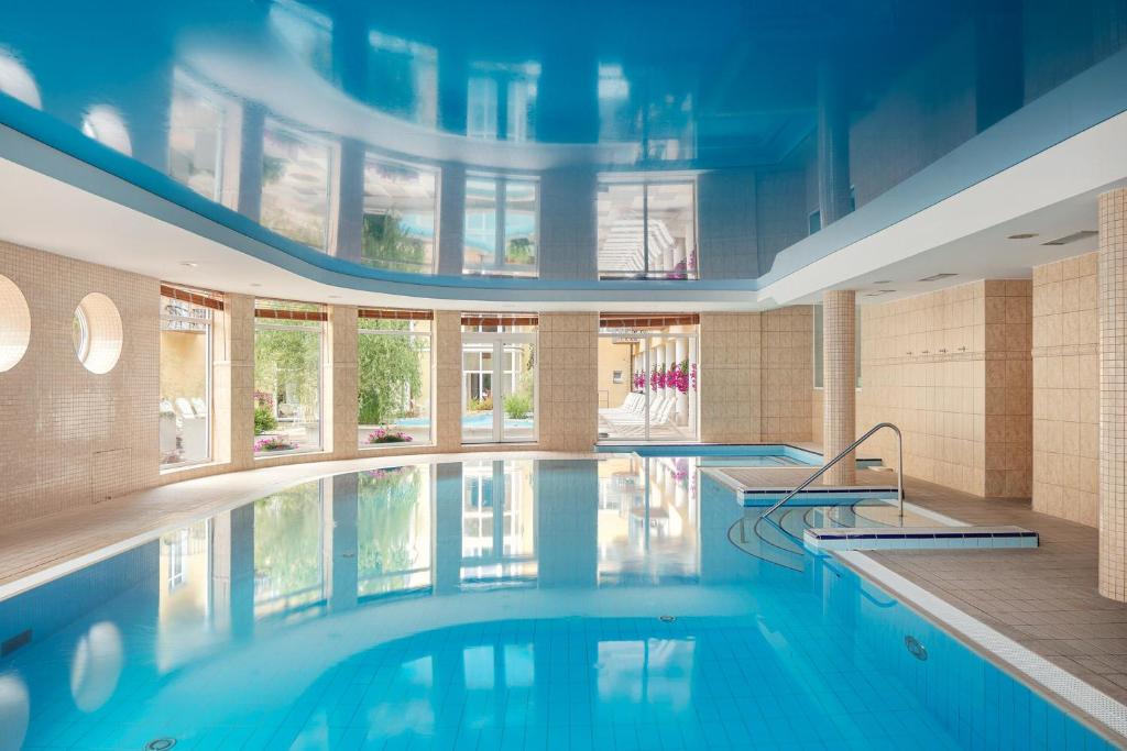 Bazén v ubytování Hotel Bajkal nebo v jeho okolí