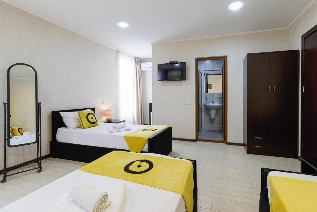 Postel nebo postele na pokoji v ubytování Aura Plaza Hotel