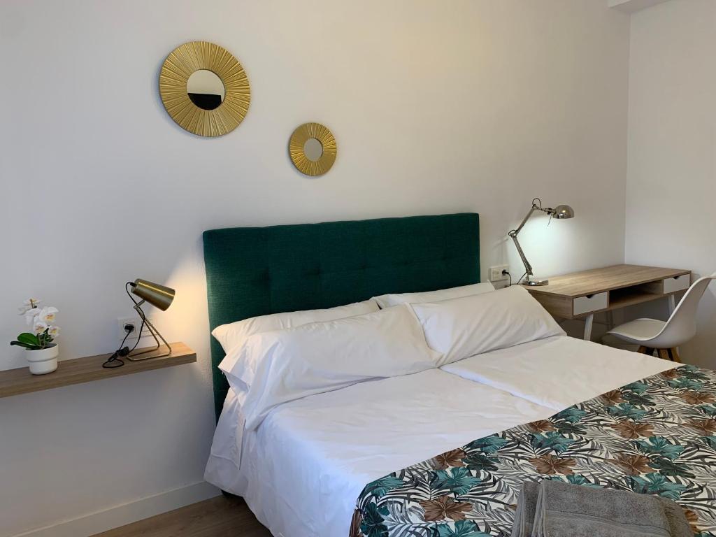 Postel nebo postele na pokoji v ubytování APARTAMENTOS SANTULLANO 1