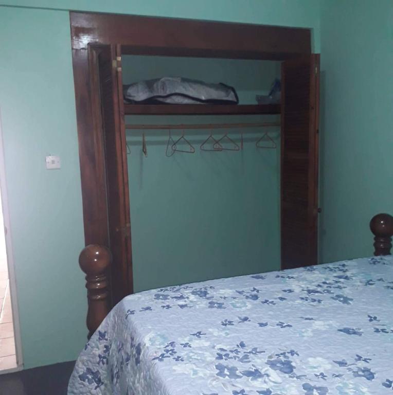 Postel nebo postele na pokoji v ubytování Elue's Inn