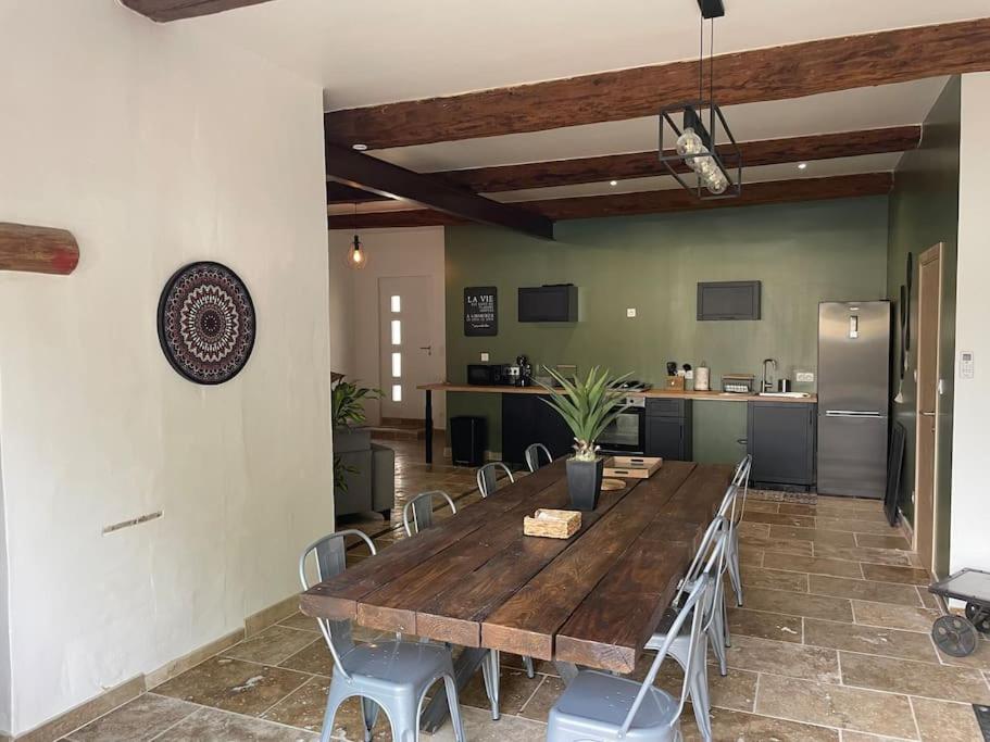 Kuchyň nebo kuchyňský kout v ubytování Maison de charme avec piscine
