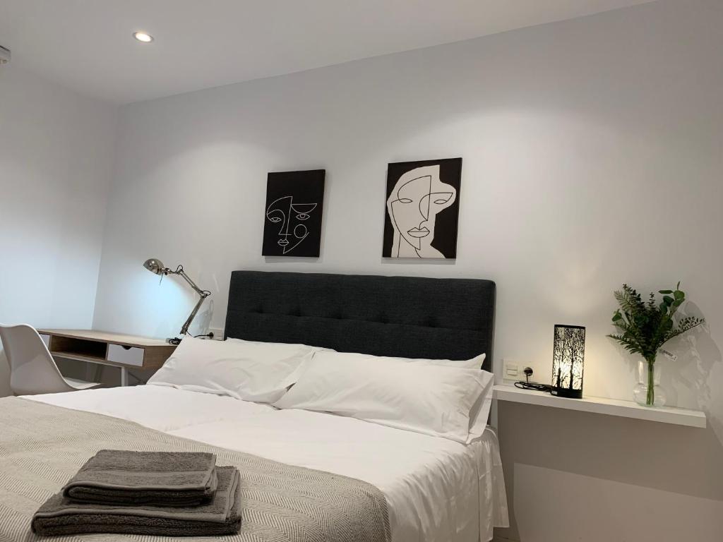Postel nebo postele na pokoji v ubytování APARTAMENTOS SANTULLANO 1