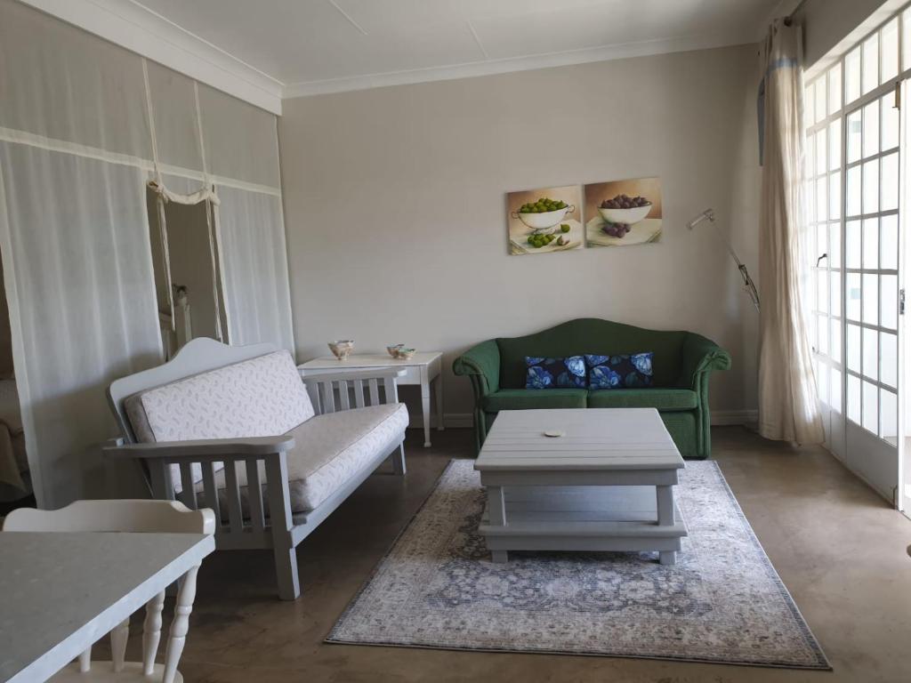 un soggiorno con divano e tavolo di Maria's in Melville a Johannesburg