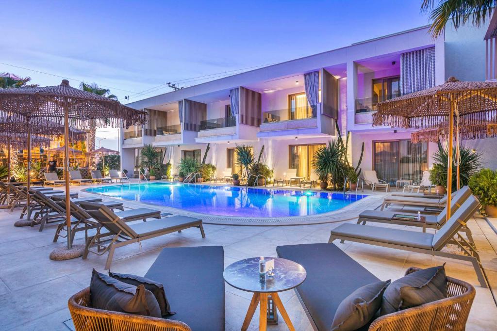 Bazén v ubytování Pefki Deluxe Residences nebo v jeho okolí