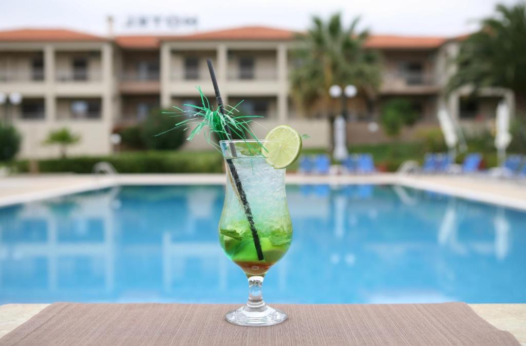 Bazén v ubytování Kalives Resort nebo v jeho okolí