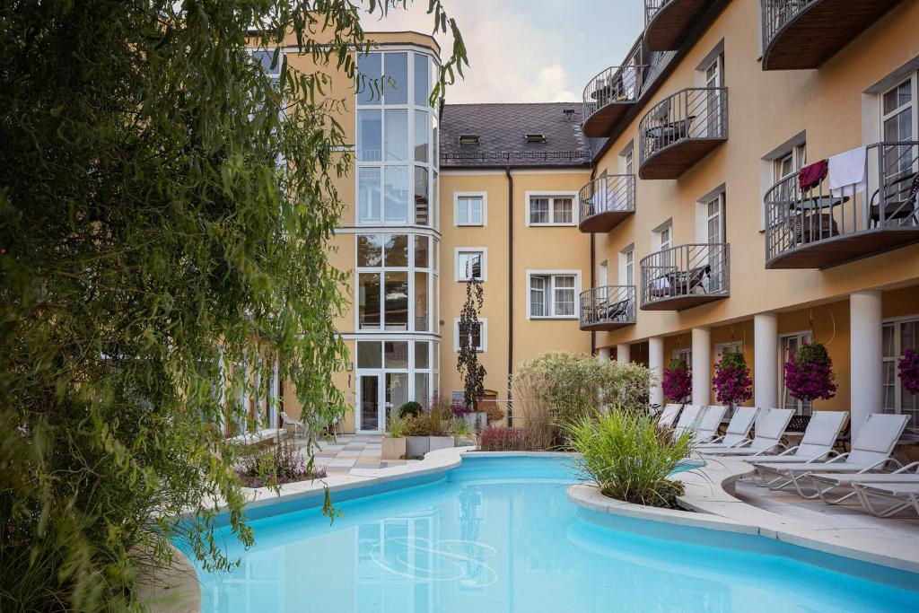 Bazén v ubytování Hotel Bajkal nebo v jeho okolí