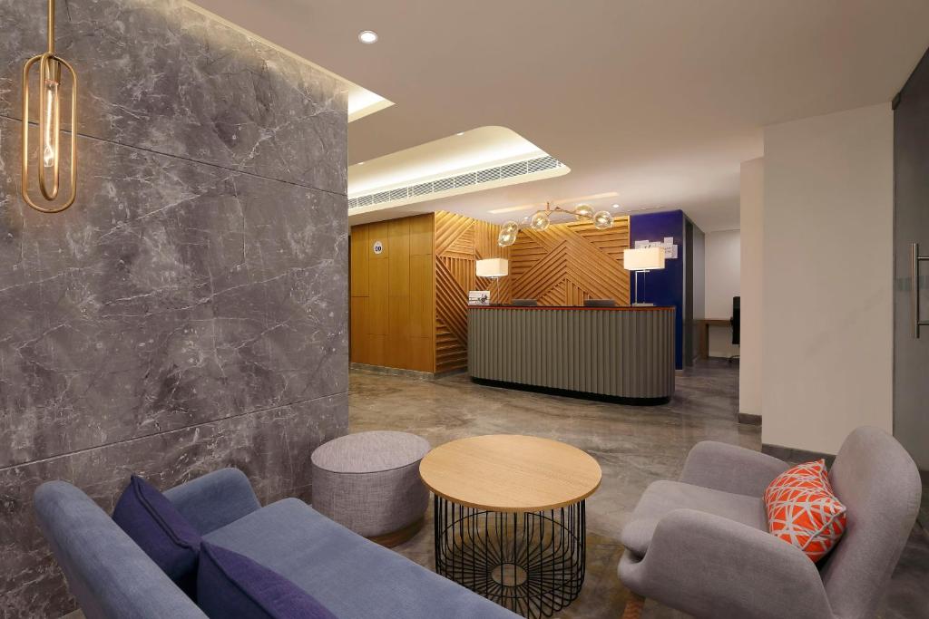 Posezení v ubytování Holiday Inn Express Ahmedabad Prahlad Nagar by IHG
