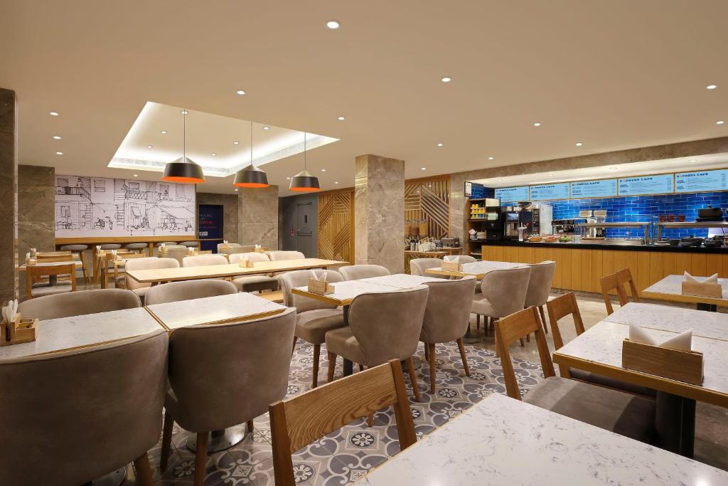 Restaurace v ubytování Holiday Inn Express Ahmedabad Prahlad Nagar by IHG