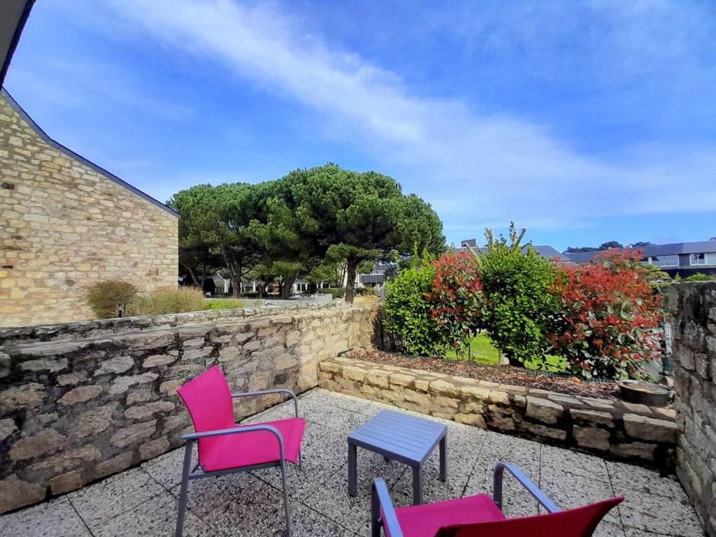 un groupe de chaises assises sur une terrasse dans l'établissement Studio à Carnac - Terrasse, Garage, Proche Plage et Thalasso - FR-1-477-185, à Carnac