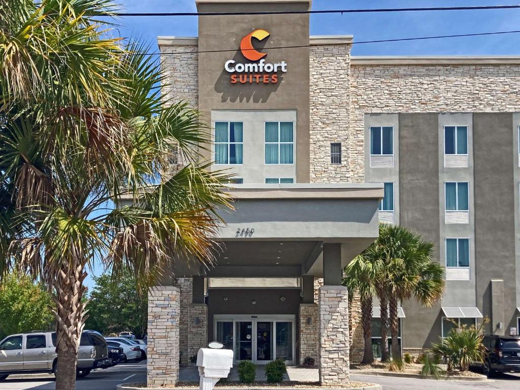 un hotel con un cartello che legge suite comfort di Comfort Suites North Charleston - Ashley Phosphate a Charleston