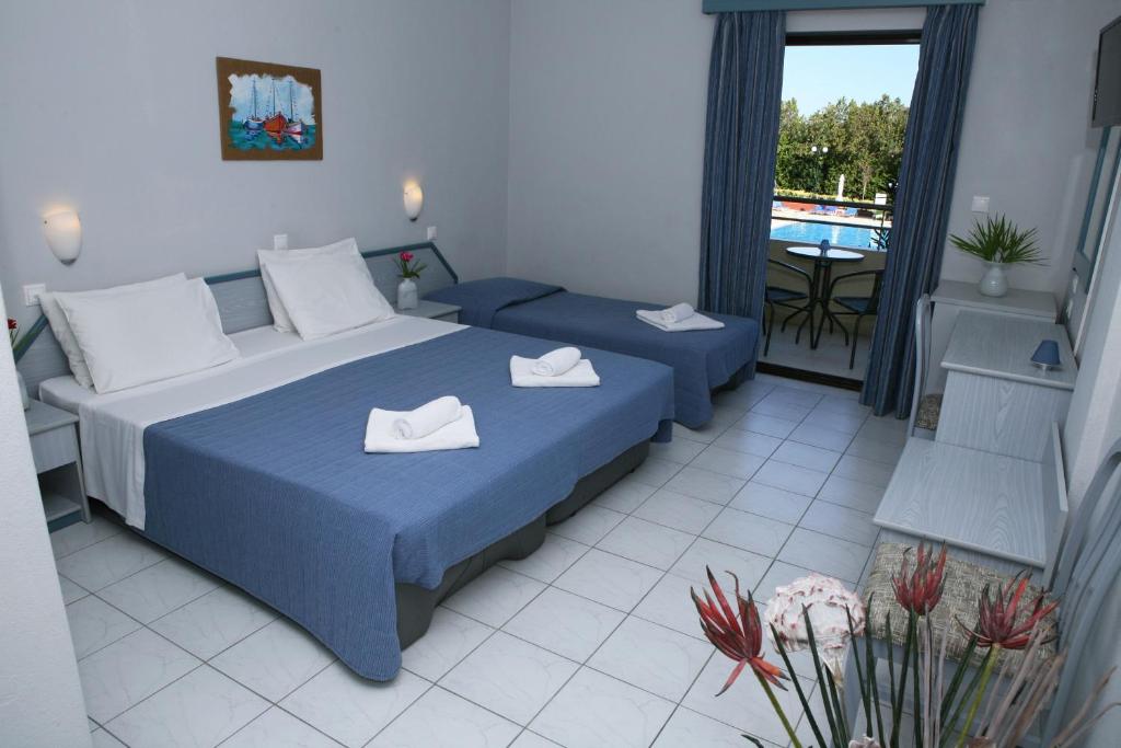Postel nebo postele na pokoji v ubytování Kalives Resort