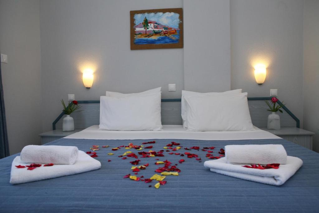 Postel nebo postele na pokoji v ubytování Kalives Resort
