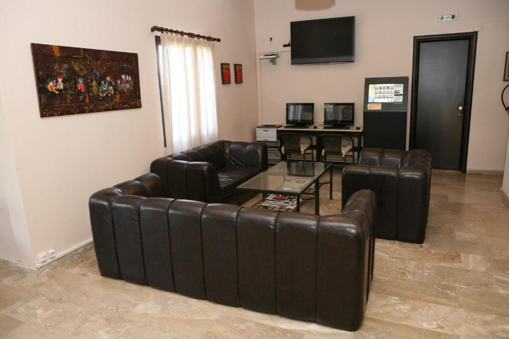 TV a/nebo společenská místnost v ubytování Kalives Resort