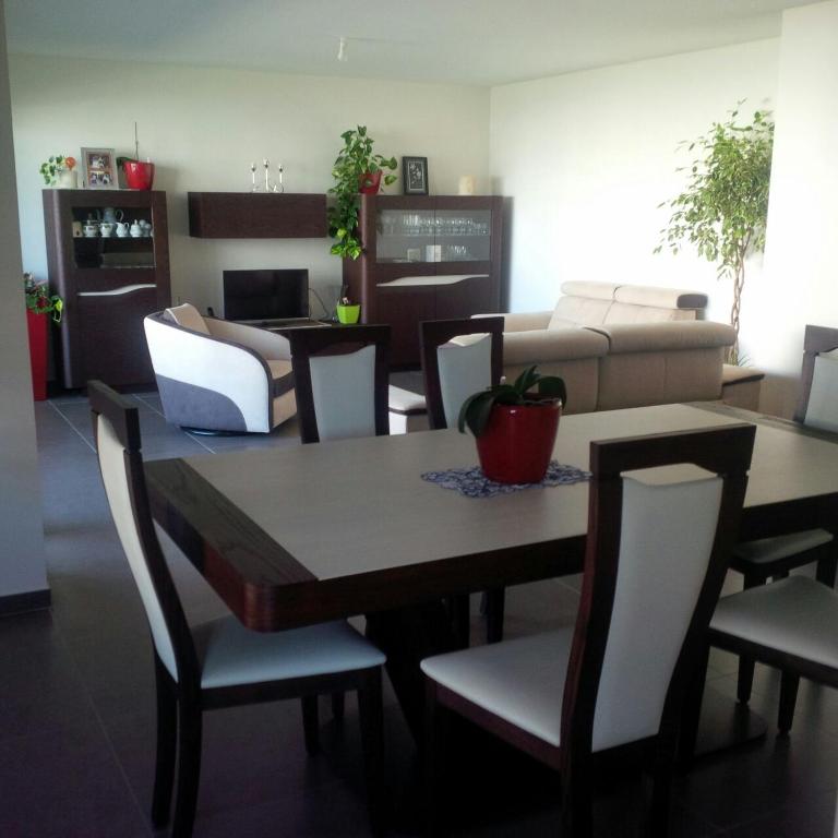 une salle à manger avec une table et des chaises dans l'établissement Apartment in Saint-Genis, à Saint-Genis-Pouilly