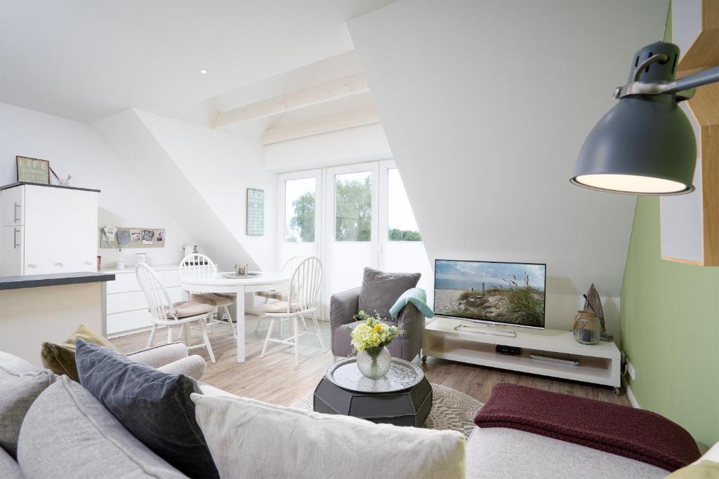 a living room with a couch and a tv at Kleines Glück in Scharbeutz