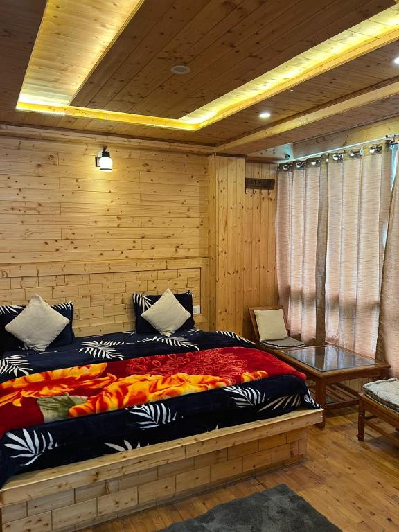 Pahadi House - Wooden View Room