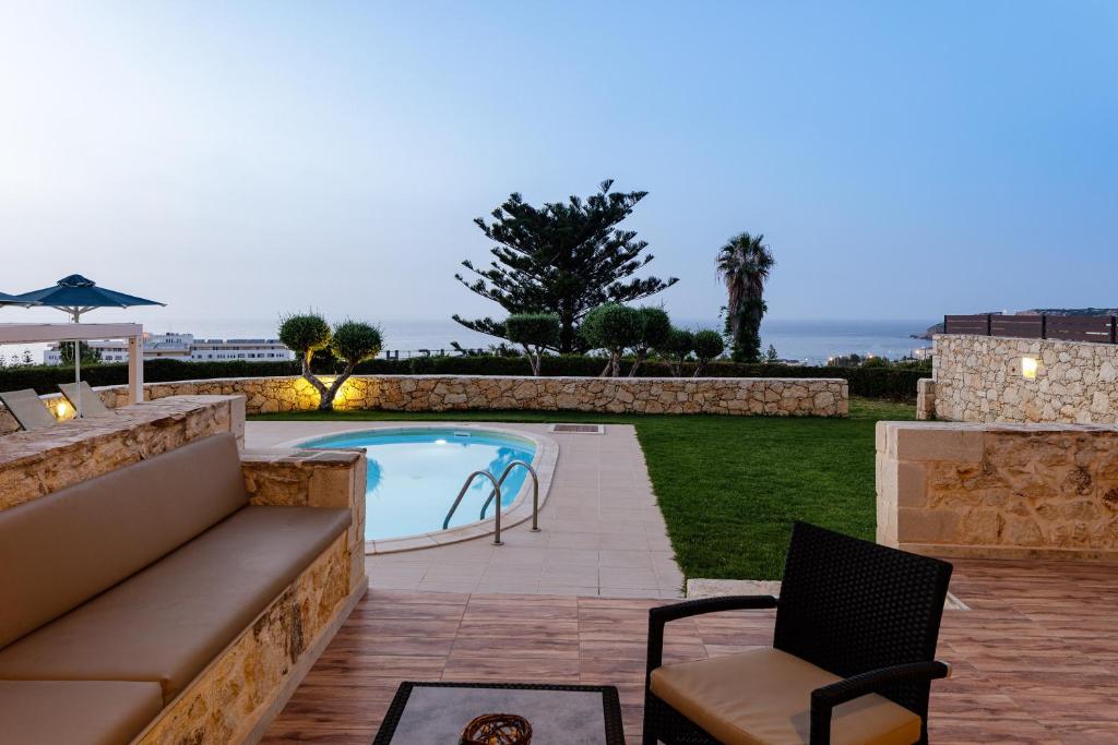 Bazén v ubytování Stavromenos Villas - Private Pools & Seaview - 500m from Beach nebo v jeho okolí