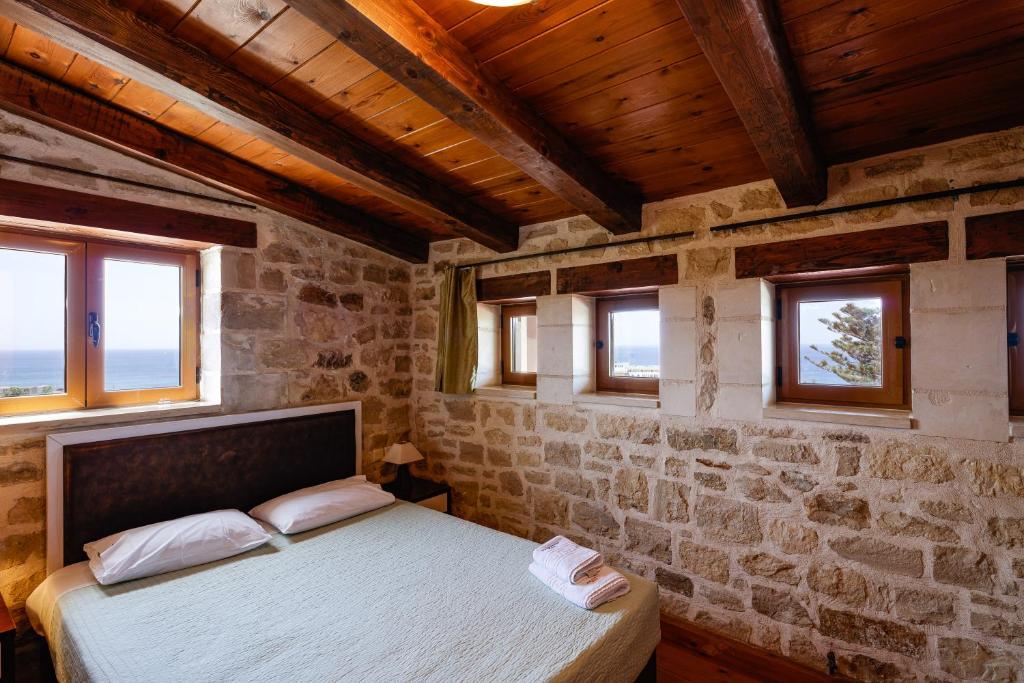 Postel nebo postele na pokoji v ubytování Stavromenos Villas - Private Pools & Seaview - 500m from Beach