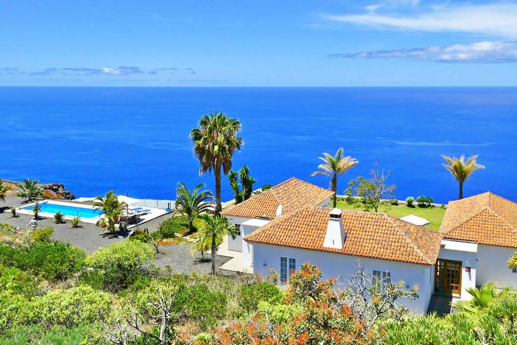 a view of a house with the ocean in the background at Villa de la Luz in Tijarafe