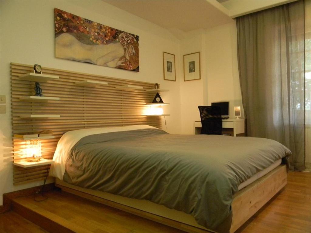una camera con un grande letto e una scrivania di Guest House Il Limone Nascosto a Roma