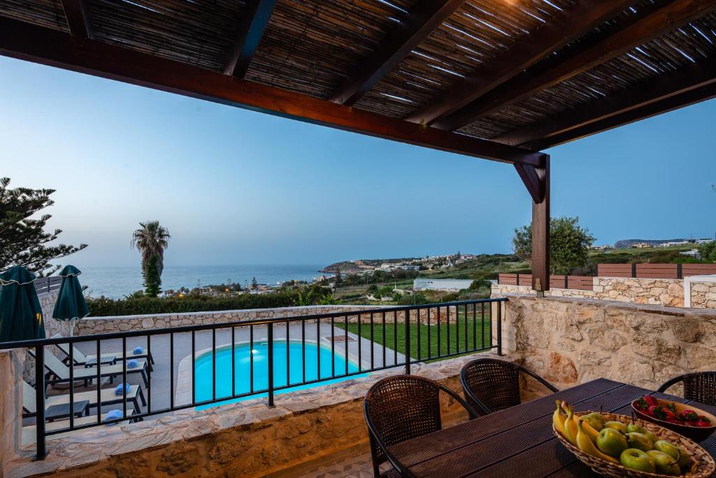 Bazén v ubytování Stavromenos Villas - Private Pools & Seaview - 500m from Beach nebo v jeho okolí
