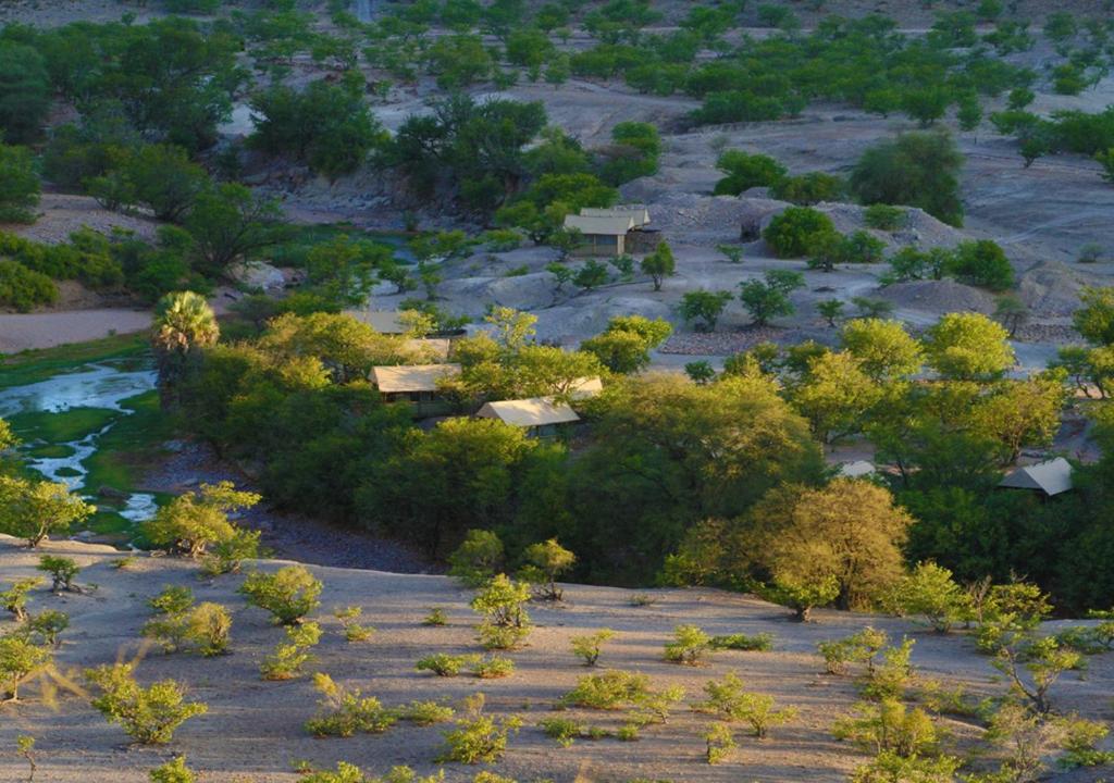 una vista aérea de un bosque con árboles y un río en Khowarib Lodge en Khowarib