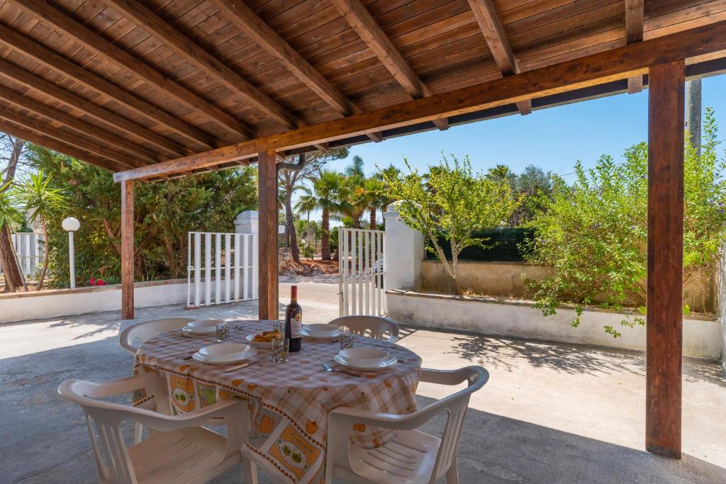 stół i krzesła na patio z widokiem w obiekcie Casa Vacanze Salento w mieście Galatone