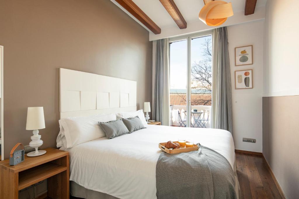 Un pat sau paturi într-o cameră la Aspasios Market Balconies Apartments