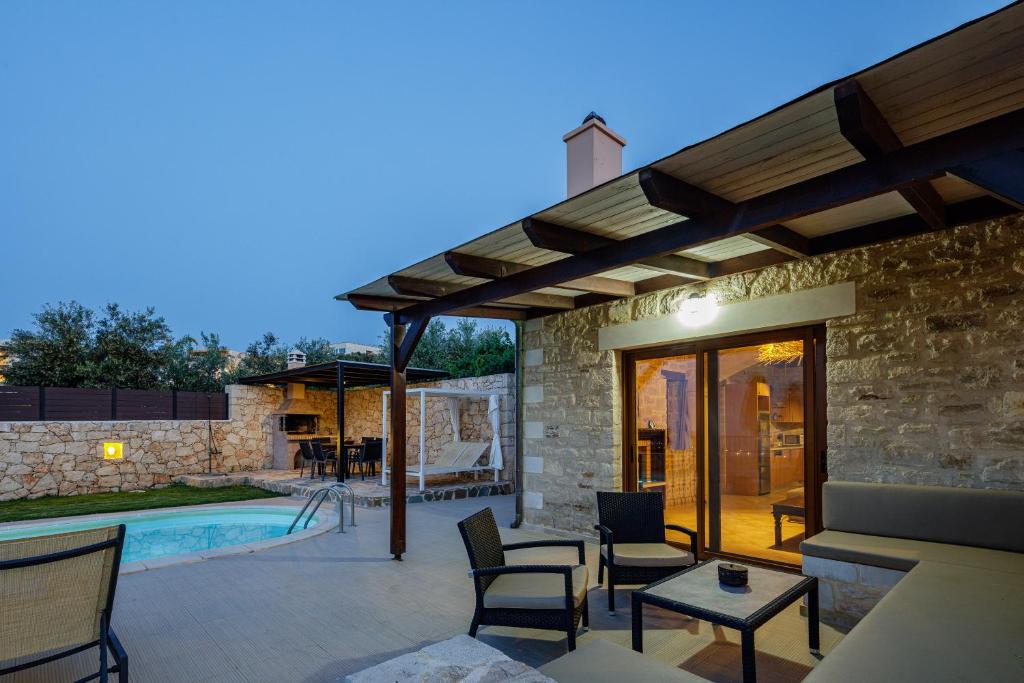 Bazén v ubytování Stavromenos Villas - Private Pools & Seaview - 500m from Beach nebo v jeho okolí