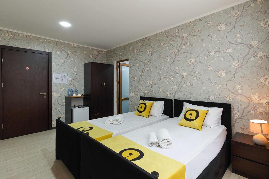 Postel nebo postele na pokoji v ubytování Aura Plaza Hotel