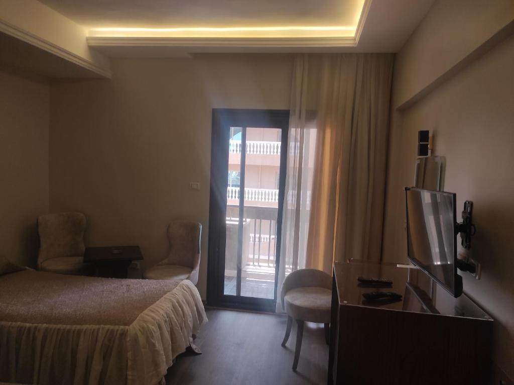 Postel nebo postele na pokoji v ubytování Beirut Hotel Cairo