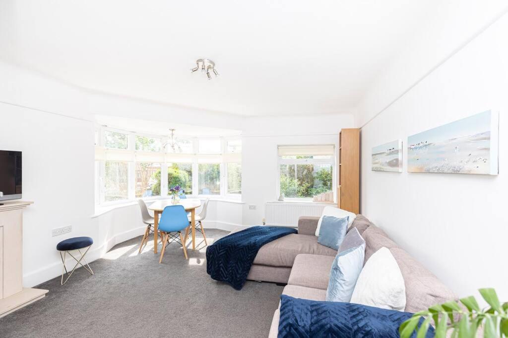 Elmsway - Southbourne - Three-Bedroom House