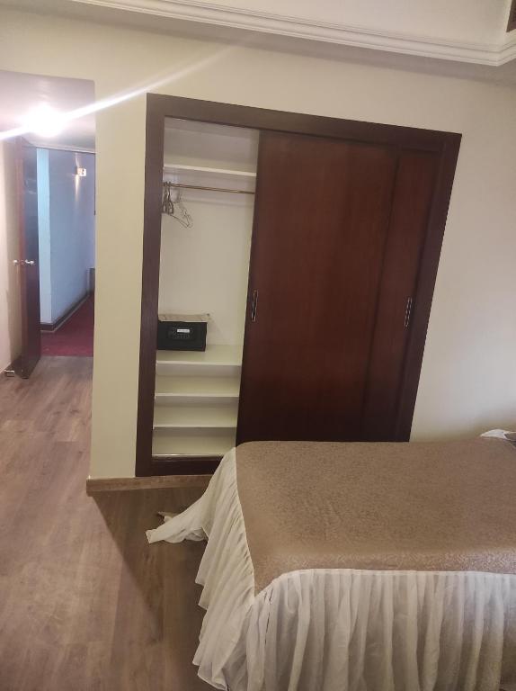 Postel nebo postele na pokoji v ubytování Beirut Hotel Cairo
