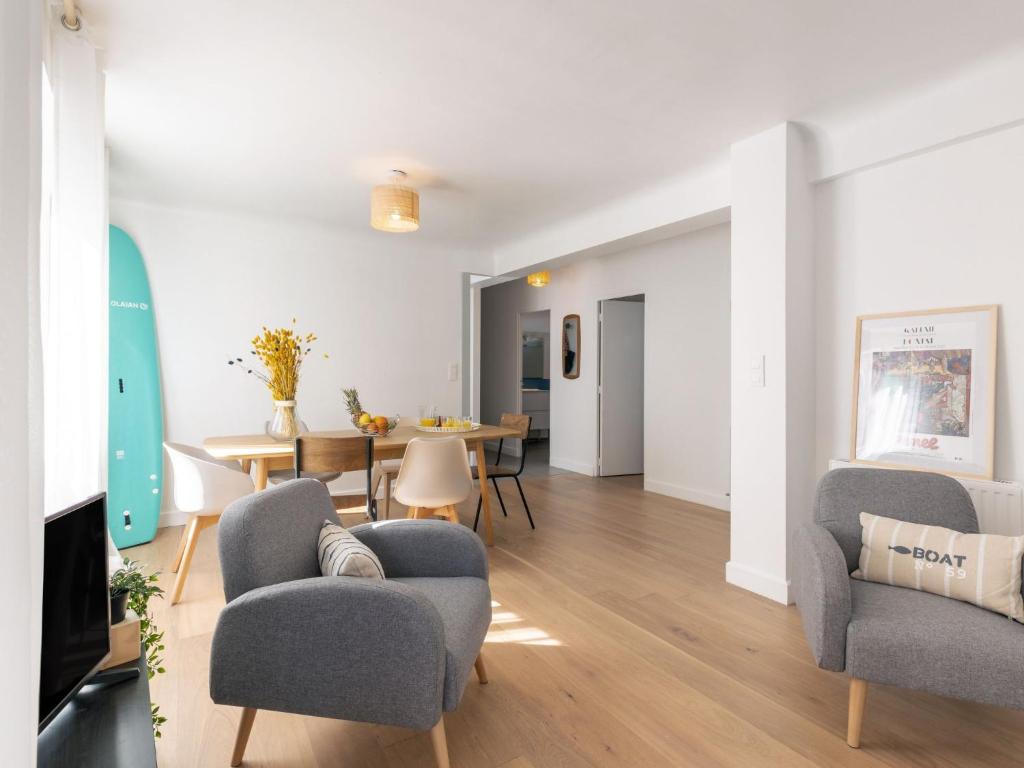 sala de estar con 2 sillas y mesa en Apartment Charles Floquet by Interhome, en Biarritz