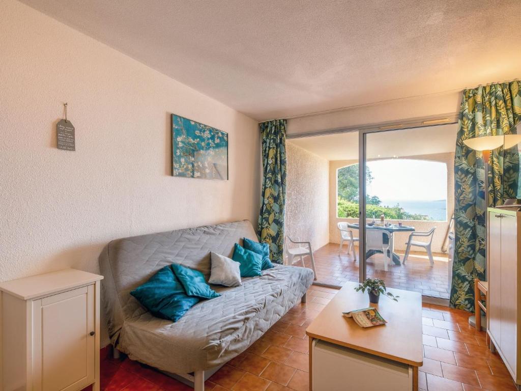 sala de estar con sofá y mesa en Apartment Les Coteaux de la Nartelle-20 by Interhome, en Sainte-Maxime