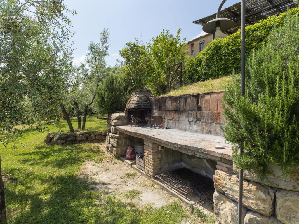Vonkajšia záhrada v ubytovaní Apartment Le Buche-4 by Interhome
