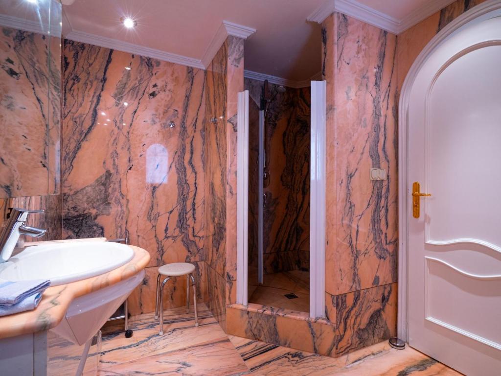 A bathroom at Villa Luxemburg by Interhome