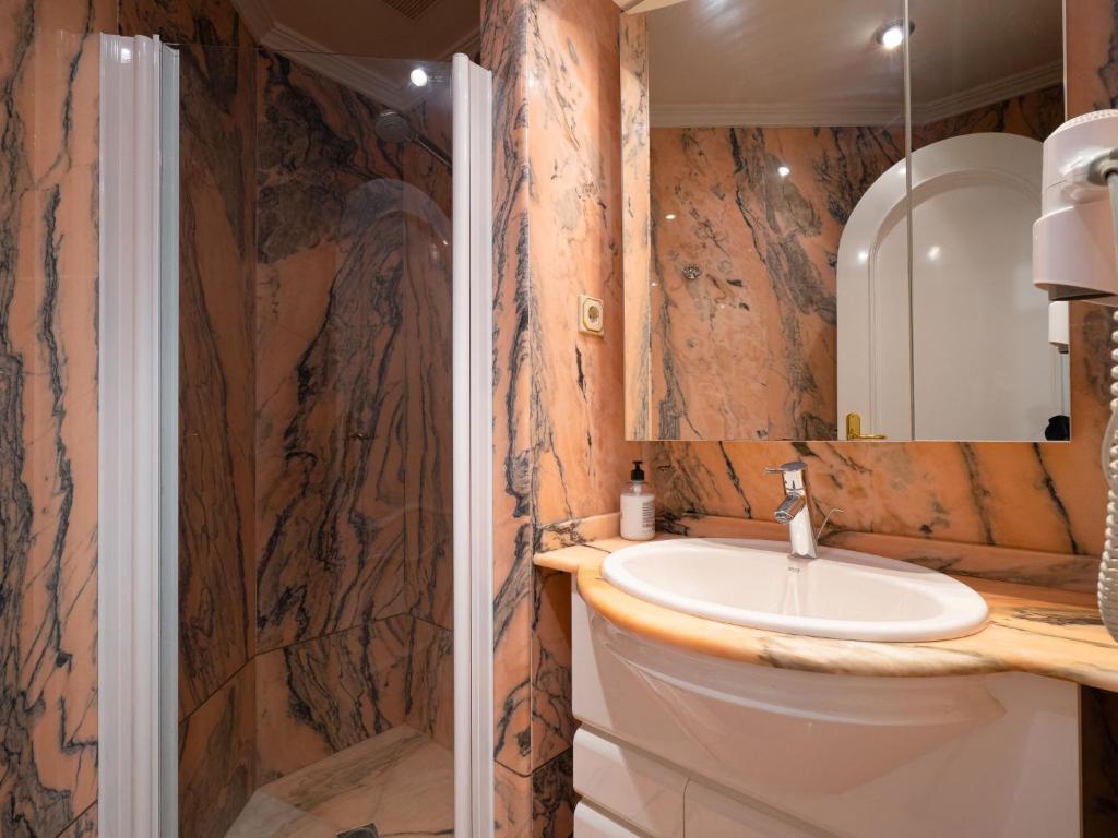 A bathroom at Villa Luxemburg by Interhome