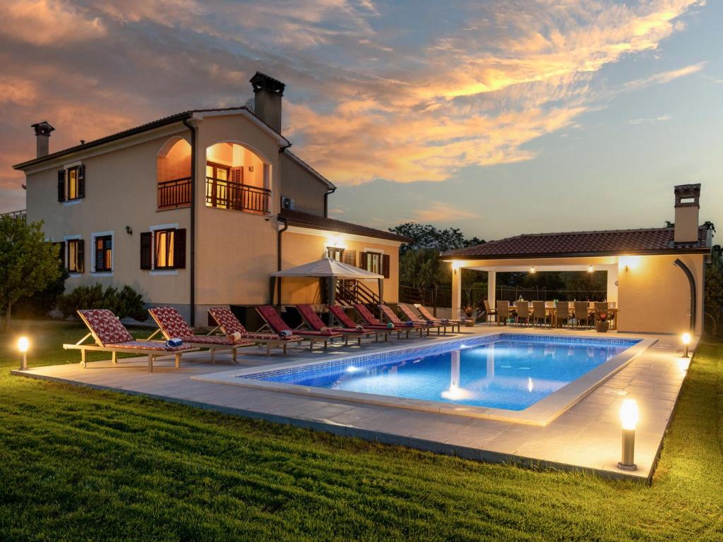 Bazén v ubytovaní Holiday Home Villa Helena by Interhome alebo v jeho blízkosti
