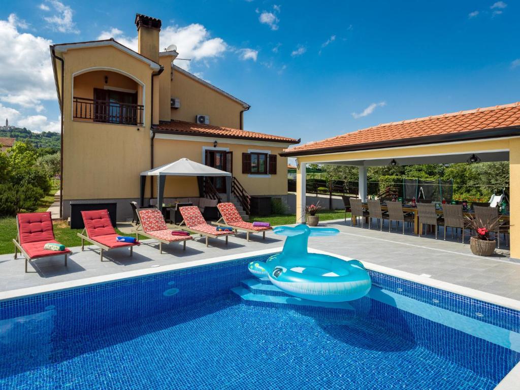 Bazén v ubytovaní Holiday Home Villa Helena by Interhome alebo v jeho blízkosti