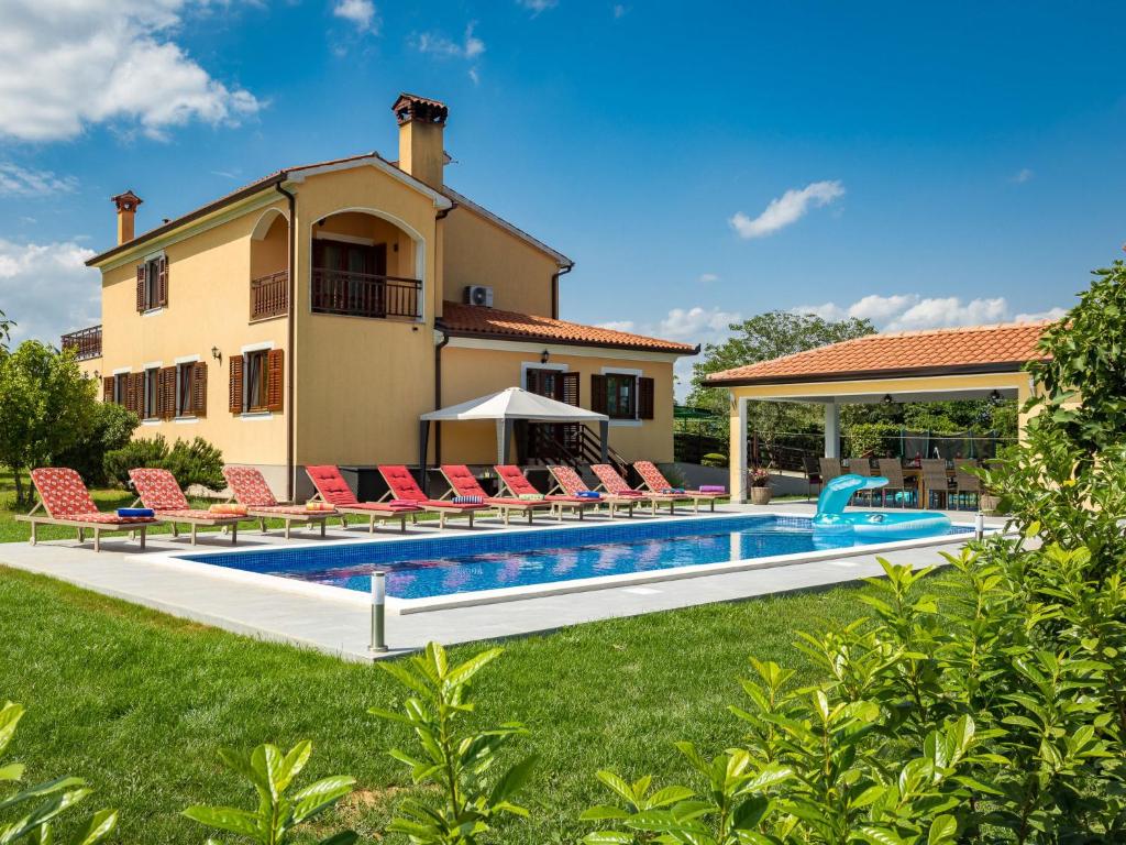 Bazén v ubytovaní Holiday Home Villa Helena by Interhome alebo v jeho blízkosti