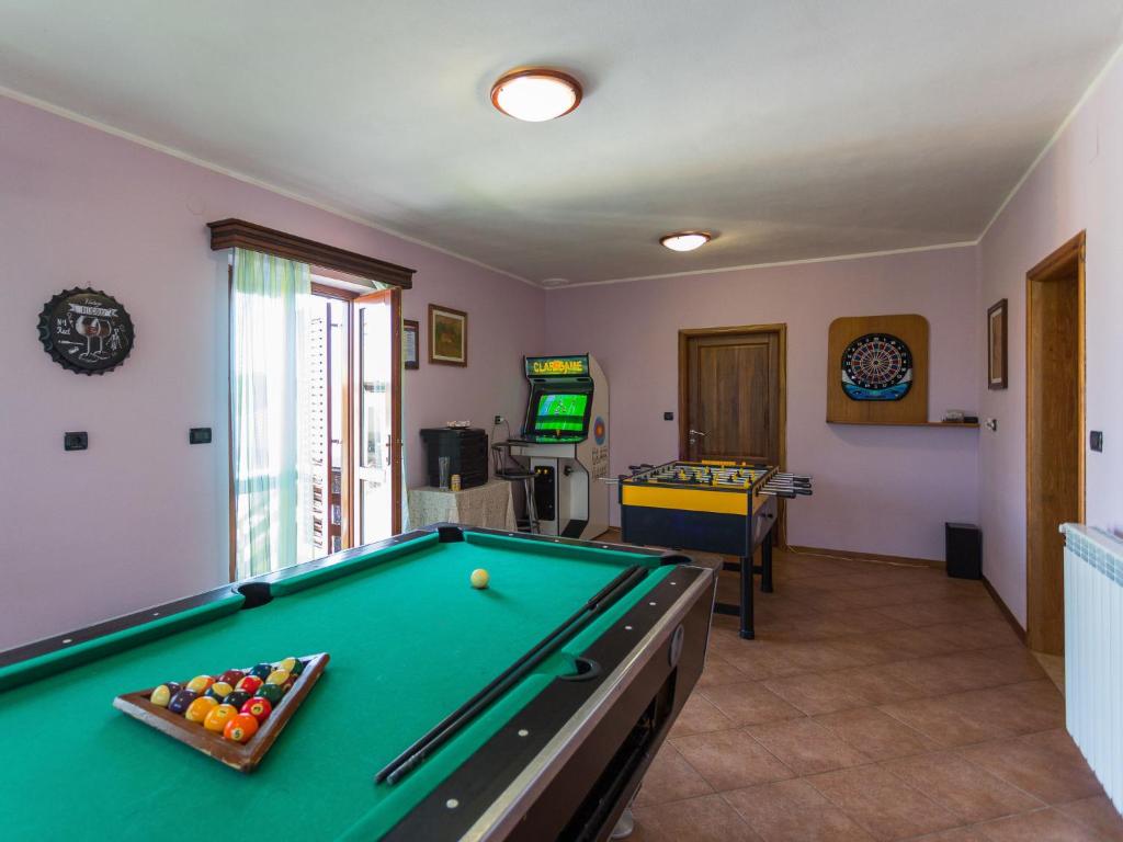 Biliardový stôl v ubytovaní Holiday Home Villa Helena by Interhome
