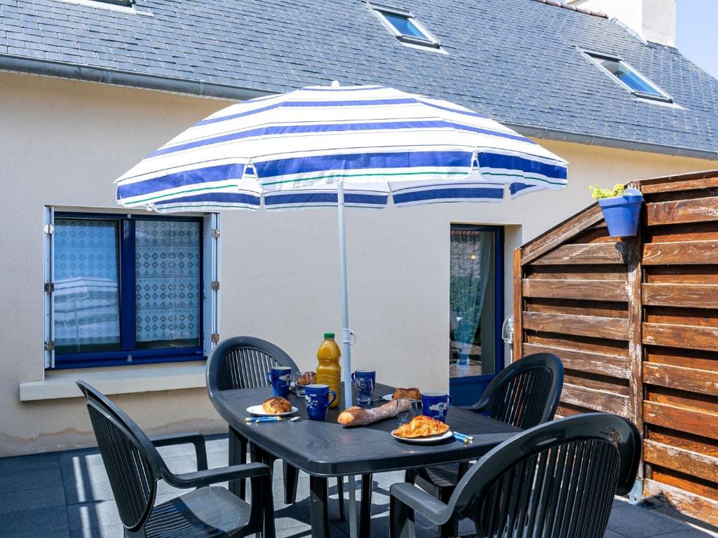 Plounévez-LochristにあるHoliday Home Ty Channed - PLC226 by Interhomeのパティオテーブル(青と白の傘付)