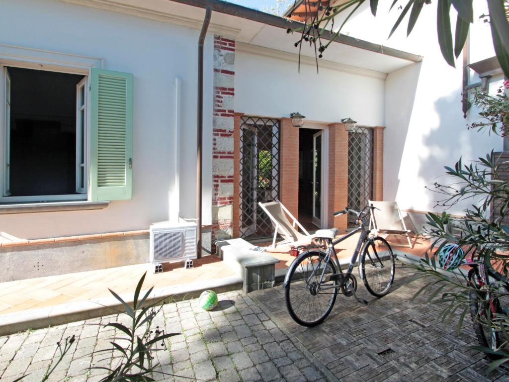 ein Fahrrad auf der Terrasse eines Hauses geparkt in der Unterkunft Villa Lorenzo by Interhome in Forte dei Marmi