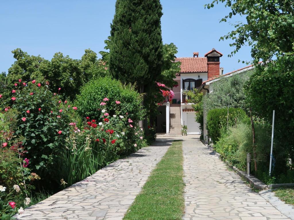 un chemin de jardin en face d'une maison dans l'établissement Apartment Villa Palma - LBN405 by Interhome, à Labin
