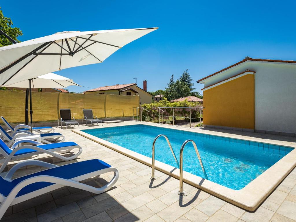 Bazén v ubytovaní Holiday Home Verbanac by Interhome alebo v jeho blízkosti