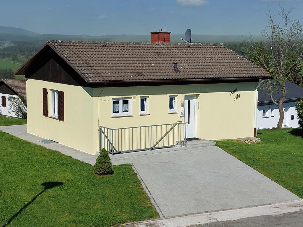 une petite maison blanche avec un toit marron dans l'établissement Holiday Home Mily by Interhome, à Dittishausen