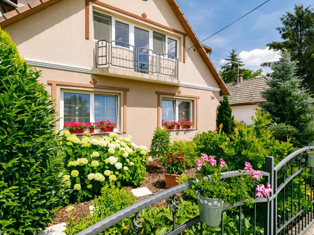 A garden outside Apartment Bocskai by Interhome